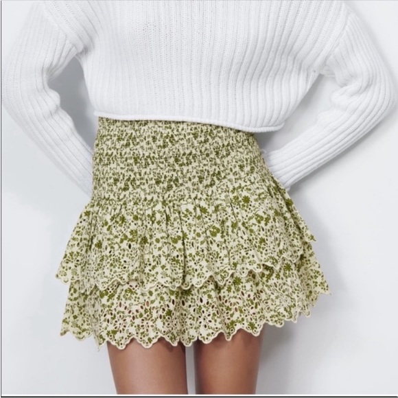Zara Shired Eyelet tiered White and Green Mini Skirt Size Large - Picture 2 of 5